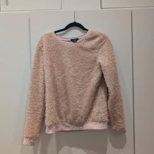 Rosa fluffig tröja från Amisu - Mysig rosa tröja från Amisu i storlek XS. Tröjan är fluffig och har långa ärmar med ribbade muddar. Perfekt för kyliga dagar ✨ Lite nopprig, annars i fint skick! Storlek XS.