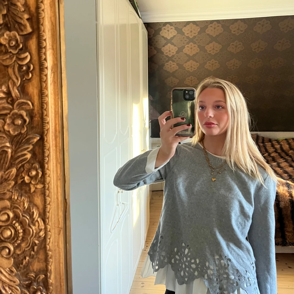 Grå tröja med spetsdetaljer och vit blus under  - 90