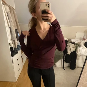 Säljer denna jätte fina blusen perfekt nu till julen🎄 - Den är i utmärktskick utan defekter, kom privat om ni har frågor eller vill ha fler bilder❤️