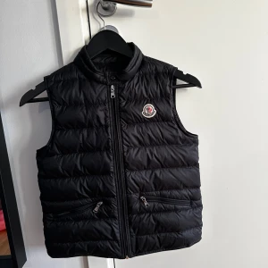 Moncler gui väst - Hej! Säljer min Moncler väst pågrund av den är för liten. Har haft den i ca 4-5 månader, Men är i toppskick🤩 allt på bilden ingår👍Är i storlek 152cm/12år. Perfekt för våren/sommarn🌞Vid funderingar är det bara att skicka till mig✍️Pris kan diskuteras💵
