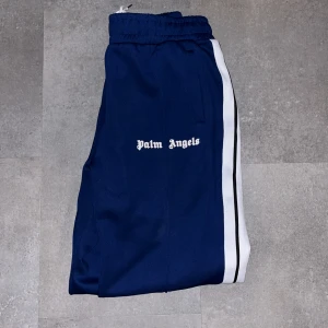 Blå Palm angels byxor - Blåa mjukis byxor ifrån Palm angels helt oanvända äkta och för stora för mig därför säljer jag de. Storlek L passar M