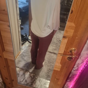 Vit omlottblus - Säljer en stilren vit omlottblus med v-ringning och vida ärmar. Perfekt för en elegant look. Blusen har en mjuk och bekväm passform.