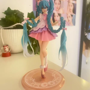 Bootleg miku figur - !Köparen står för frakten! Fick den på julafton förra året, köpt på aliexpress tror jag. Lådan ingår inte