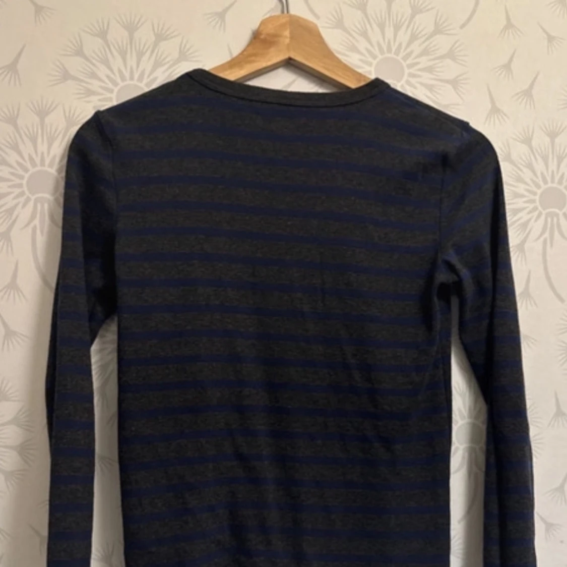 Mörkblå och svart randig tröja från H&M - 90