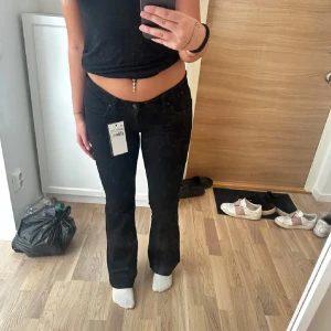 LTB Lågmidjade jeans - Jeans från LTB i modellen Roxy. OBS de är endast använda och tvättade en gång. Alltså inga prislappar kvar. Men jätte bra skick. Insåg att de är fel storlek för mig. Storlek 27x30. Passar någon runt 160cm perfekt💕slutsålda överallt