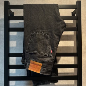 Levis 501 - Levis 501:or! Använda max 2 gånger😊Mörkgrå/svarta jeans💕original pris 1100kr