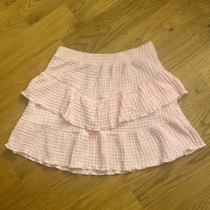 Zara mini kjol  - Säljer min mini kjol ifrån zara, den är i storlek 164 men sitter som en storlek S. Bra skick och utan skador❤️