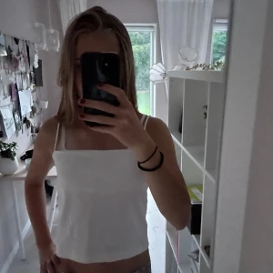 Trendigt vitt linne från Gina tricot  - Super fint vitt linne från Gina tricot. Nytt skick, använd två gånger.  Original pris 100 kr. Den är i storlek L men jag skulle säga att den passar S-L eftersom att jag brukar ha S och den sitter ganska bra på mig.