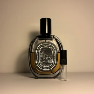 Diptyque Eau Duelle Edp - Diptyques bästa parfym. Kryddig, vaniljparfym som inte många har. 3ml Perfekt att ha om du vill lukta gott och originellt.