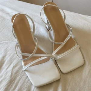 Klackskor vita strl 39 - Vita klackskor från okänt märke  Aldrig använd, storlek 39