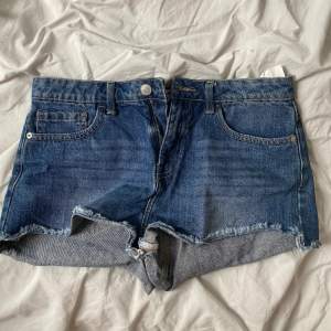 Jeansshorts från tally weijl!!! Storlek 40 men mer som en 36 🥰🥰