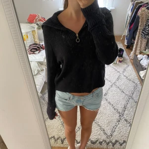 Marinblå tjocktröja - Marinblå tröja med dragkedja vid halsen😇😇