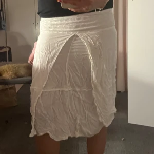 Vit midkjol💗 - Vit kjol med blommiga detaljer 🌸