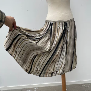 Jean Paul Gaultier x Lindex Trompe-l’œil zipper skirt - Skirt designed by Jean Paul Gaultier for Lindex. features a Trompe-l’œil zipper print and real zippers that let you change the width of the skirt. EU size 40, UK size 14. skirt is in great condition, no damages or stains.