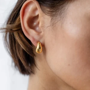 Dropformade örhängen  - Supersnygga guldpläterade örhängenfrån syster p. Aldrig använda och därför i toppskick! Örhängena har legat i förpackningen ett tag och har därför fått lite flammig yta på guldet (skriv för bild) , men det är inget som syns tydligt alls. Nypris: 900💗