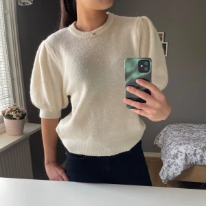 Stickad tröja  - Säljer en superfin stickad tröja från Gina Tricot. Tröjan är i storlek S och är i nyskick (använd ett fåtal gånger). 