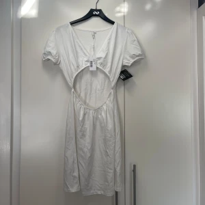 Klänning  - Klänning som är oanvänd 