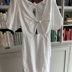 Vit klänning  - Fin klänning med olika knyten🩷🩷
