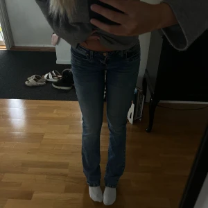 LTB VALERIE - Lågmidjade bootcut jeans i mörkblå färg! Skitsnygga och sköna med tyvärr inget som kommer till användning 
