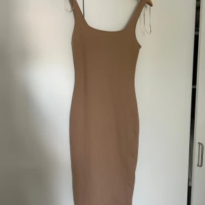 Klänning  - Snygg, kropps formad klänning från Zara, så gott som ny. Stretchig material passar S/M