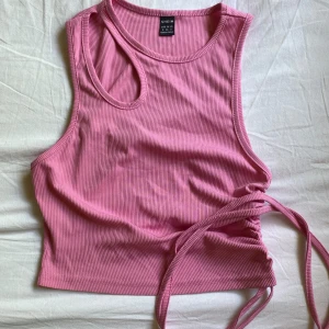 Rosa fest topp - En jättefin rosa topp/linne med resår och knytning på sidan, och ett litet hål uppe vid axeln, kontakta vid intresse eller fler bilder💕