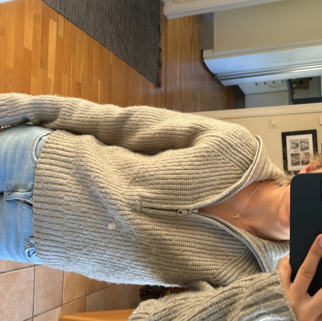 Grå stickad tröja - 1