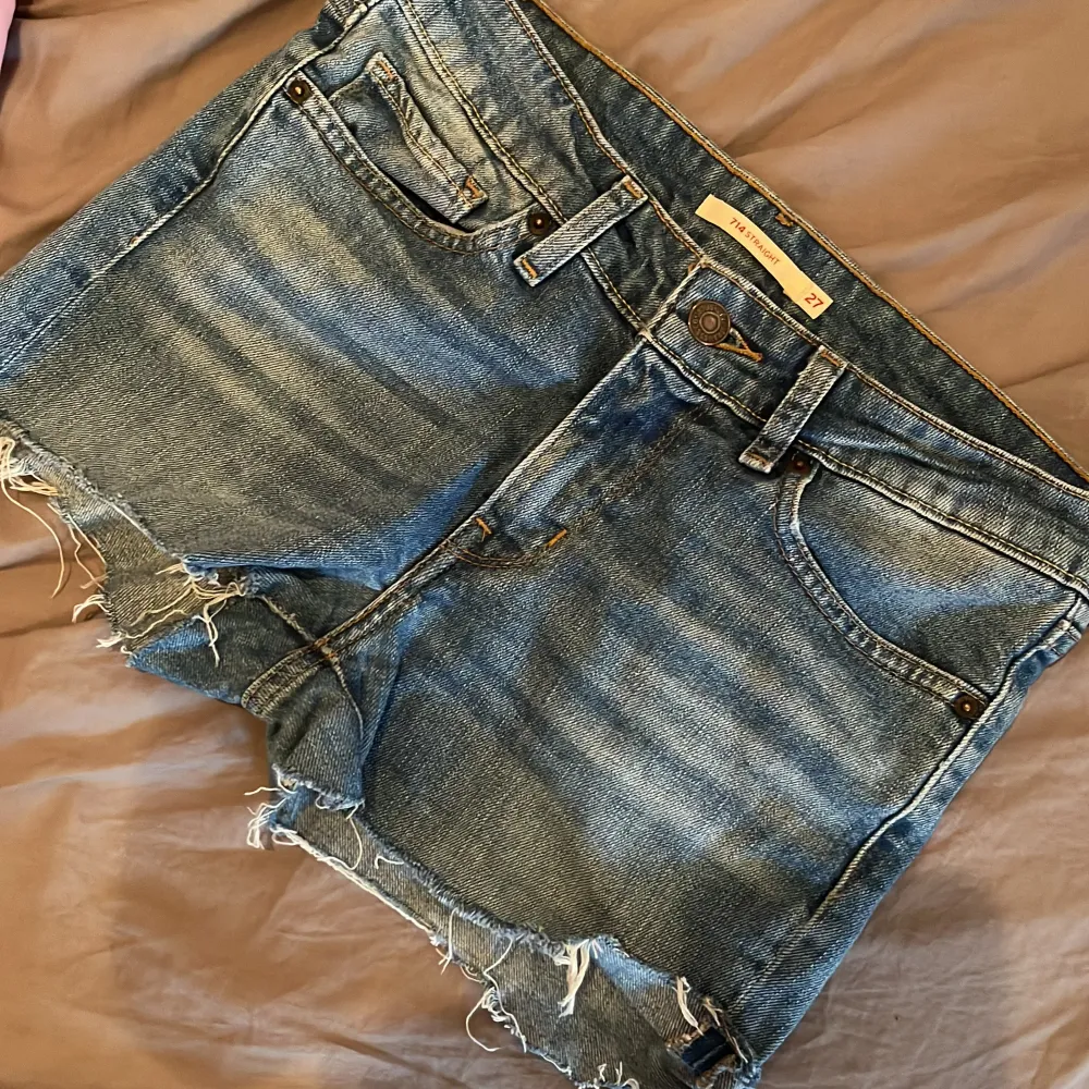 Jättefina jeansshorts ifrån Levis som är använda en gång. Vet inte nypriset exakt men ungefär 650. Dom är i storlek 27 men passar någon som har S eller 34/36.. Shorts.