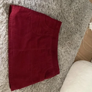 Vintage vineöd kjol - Supersnygg kjol i vinröd färg. Vintage från H&M.❤️