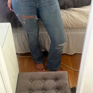 Blåa håliga jeans  - Säljer dessa as snygga jeans eftersom de inte kommer till användning, har lite slitage vid midjan.