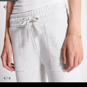 Mjukisbyxor - Säljer mina mjukisar från lager 157. Bra skick, men det är en fläck typ vid fickan. Tror det är någon smink fläck. 