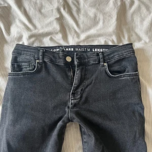 bikbok jeans - lowwaist flare modell💕💕storlek M i midja och 33 i längd❤️