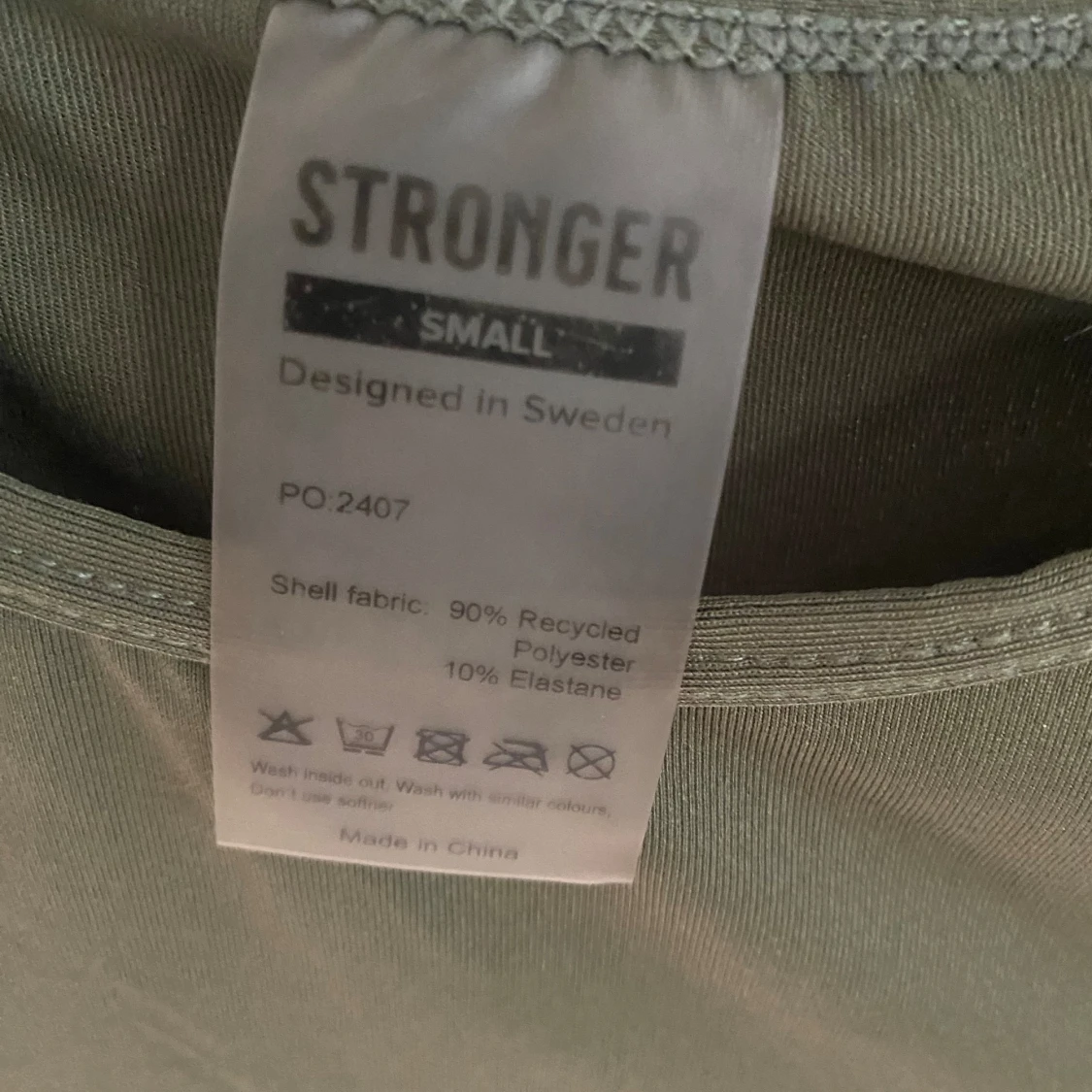 Olivgrön träningstopp från Stronger - 90