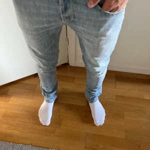 Dondup jeans - Säljer nu mina Dondup jeans i modellen George då de inte kommer till användning. Passar bäst på någon som är ca 177cm lång. Perfekt till skolstarten. Pris vid snabb affär kan diskuteras, hör av er vid funderingar 