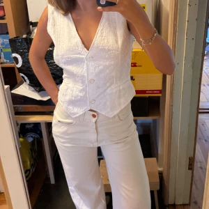 Vintage väst - Så fin vintage väst med brodyr-mönster. Storlek S-M.