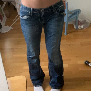Lågmidjade Flare Jeans - Lågmidjade y2k jeans🩷 Bootcut/flare.  Mått: waist straight across= 39 cm Innerbenslängd= 76 cm🩷 Skriv för fler frågor🤍