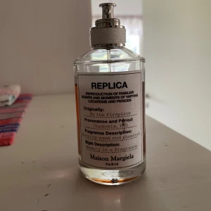 Maison margela parfym - Säljer min 100ml (80 ml kvar) parfym från maison margela, by the fireplace. Nypris är 1600 men säker min för 700!
