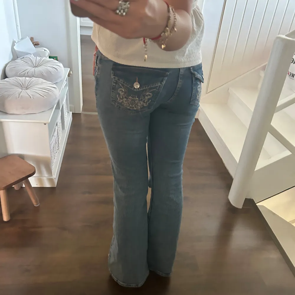 Säljer dessa jeans pris kan diskuteras då jag vill få det sålt, dem är väldigt fina men för stora på mig 🤩. Jeans & Byxor.