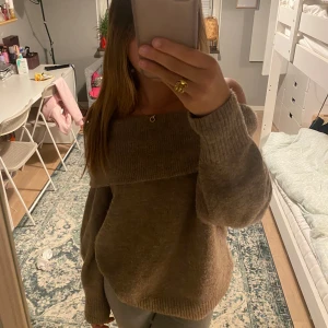 Off shoulder tröja - Stickad beige off shoulder tröja från hm, knappt använd så jättebra skick❣️