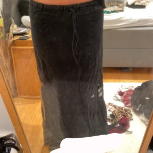 Lågmidjad svart linnekjol - Superfin lågmidjad svart linnekjol från H&Ms divided avdelning ❤️ 