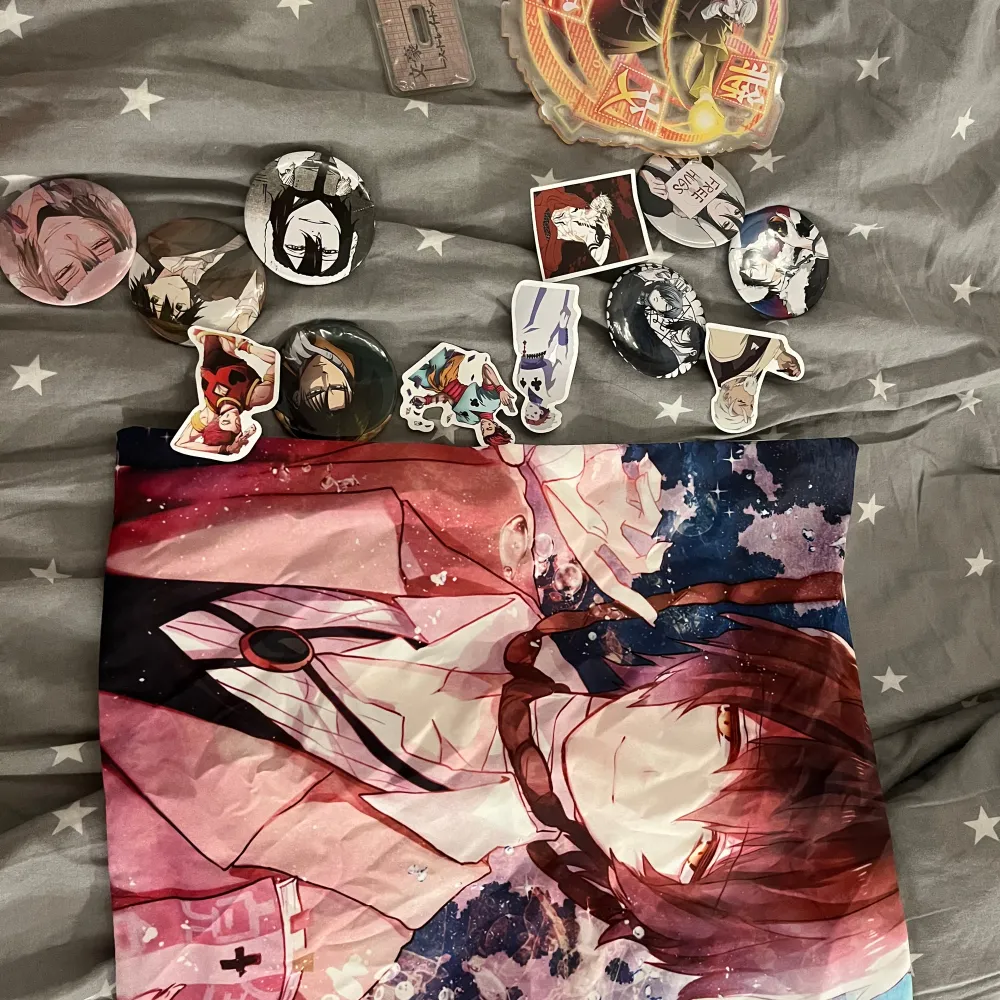 Innehåller: kudde, pins, Stickers, accessoarer. Skriv priv för frågor 🤍. Asusteet.