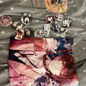 Anime saker! - Innehåller: kudde, pins, Stickers, accessoarer. Skriv priv för frågor 🤍
