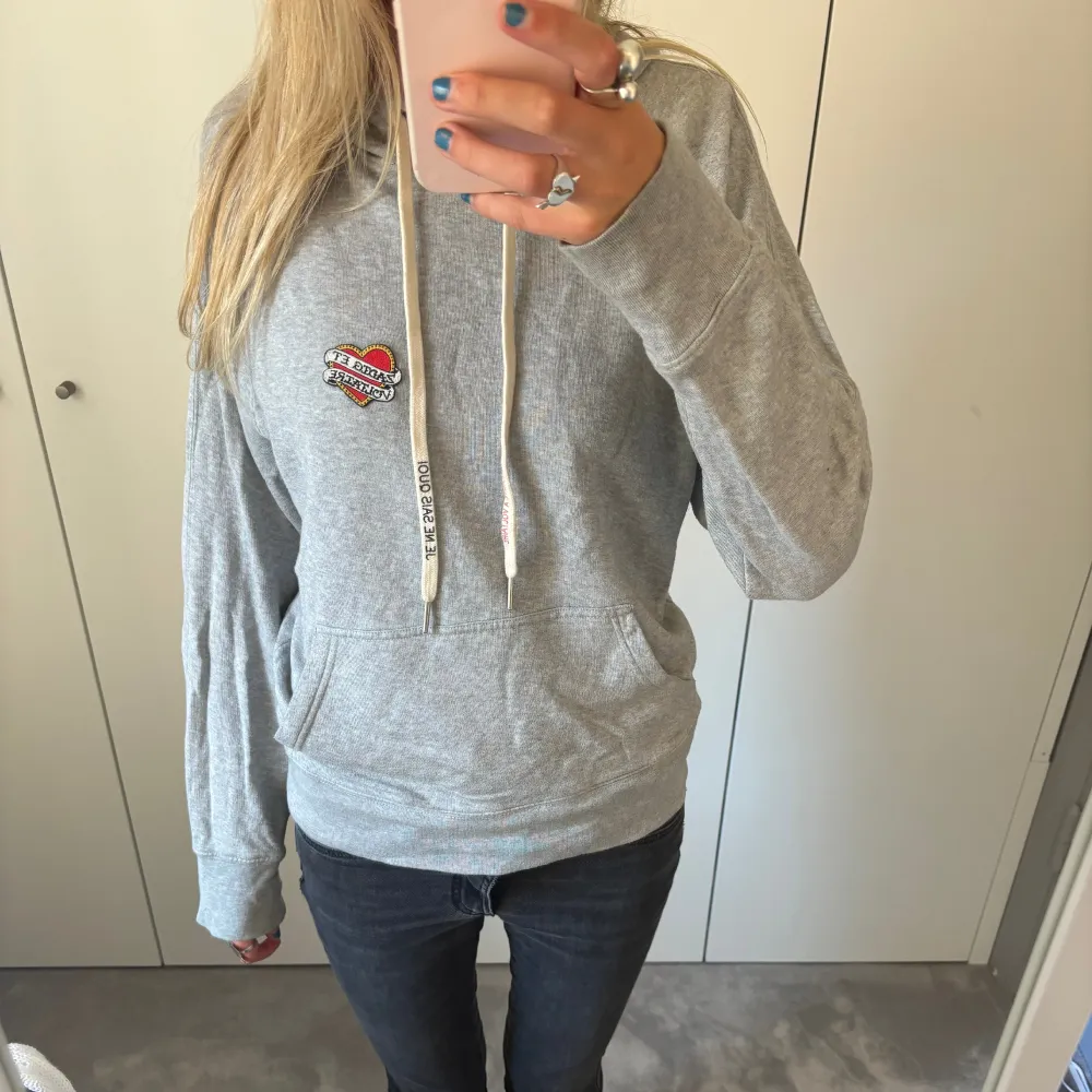 Jättefin hoodie med detaljer. Hoodies.