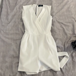 Dress från SisterS - En vit fin dress ifrån SisterS Endast använd fåtal gånger, som nyskick Storlek S Det är som shorts nere, ingen kjol