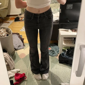 Bootcut Levi’s Jeans - Vintage Levi’s premium bootcut/flared jeans som är jättesköna och passar till allt. Är 174cm lång och är vanligtvis storlek 27-28/ 36-38/ S-M. 