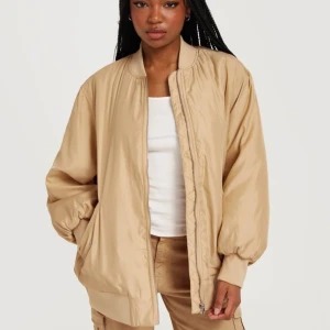 Bomberjacka beige oversize - Helt ny med lapparna kvar, lite oversize så kan även passa M tror jag. Perfekt till hösten!