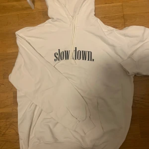 Vit hoodie - Storlek M, aldrig använd, lappen är kvar, jätteskön och fin hoodie lite baggy