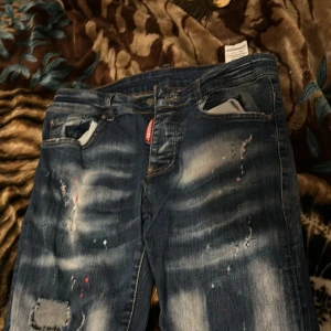 Dsquerd byxor  - Byxorna är som nya har använt dom två gånger för ut säljer dom för jag inte använder dom längre 