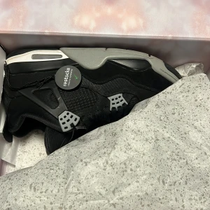 Nike air jordan 4 Black Canavas - Säljer ett par svarta Nike air jordan 4 black canvas i storlek 44! Använda fåtal gånger, som nya. Box medföljes!  Nypris 5200kr Mitt pris 2800 Vid snabb affär kan pris diskuteras!