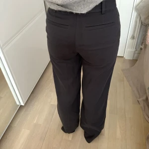 Weekday kostymbyxor - Skitsnygga kostymbyxor från Weekday orginalpris 600kr
