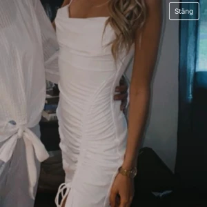 Vit långklänning m slits - Vit långklänning m slits från Zara, fin passform. 